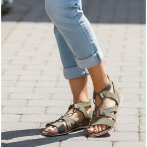 Time & Tru Gladiator Style Sandals Olive Green Size 8